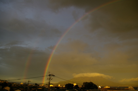 桜島が虹に囲まれる。しかも、ふたつも。